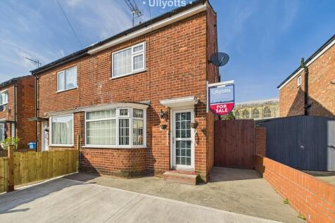 2 bedroom semi-detached house for sale