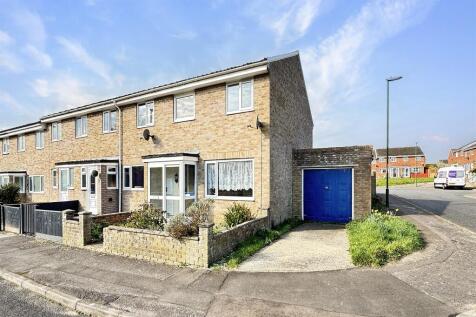 3 bedroom End Terrace House in... 3 bed end of terrace house for sale