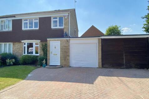 Hutsons Close, Wokingham, Berkshire 3 bed semi
