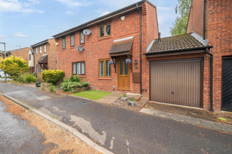 Axbridge, Bracknell, Berkshire 2 bed semi