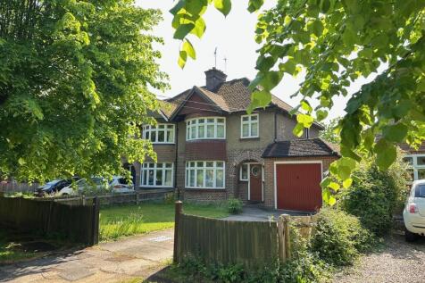 Coombe Avenue, Wendover HP22 3 bed semi
