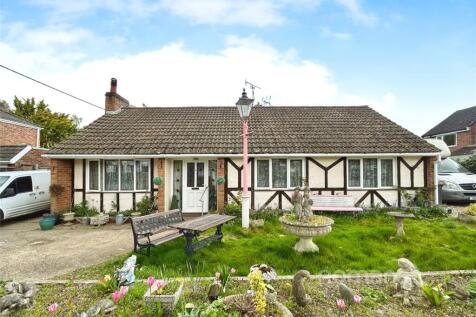 Cranford Park Drive, Yateley, Hampshire 2 bed detached house for sale
