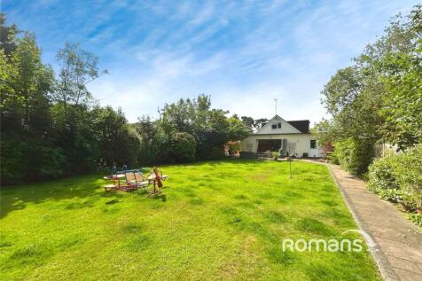 Sandhurst Road, Yateley, Hampshire 4 bed detached house for sale