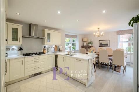 6 bedroom detached house for sale