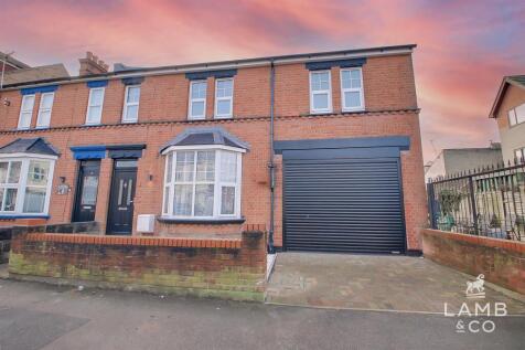 5 bedroom semi-detached house for sale