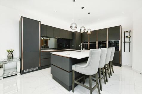 3 bedroom flat for sale