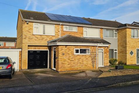 4 bedroom semi-detached house for sale