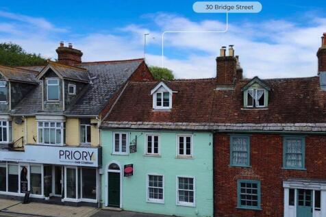 CHRISTCHURCH TOWN CENTRE 2 bed apartment for sale