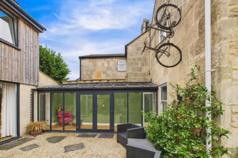 4 bedroom semi-detached house for sale