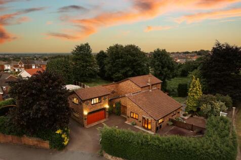 Versatile & Detached Home w/ 5... 5 bed detached house for sale
