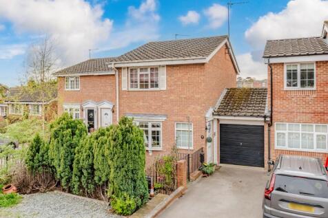 3 bedroom link detached house for sale