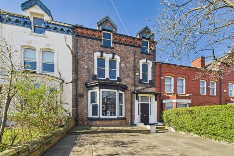 8 bedroom terraced house for sale