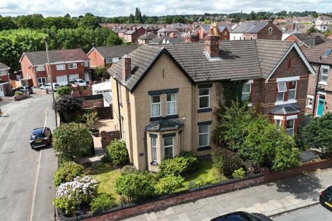 5 bedroom semi-detached house for sale