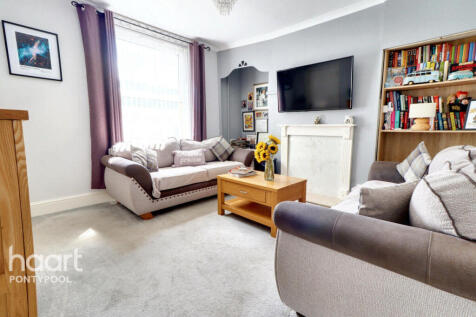 Oakdale Place, Pontypool 3 bed terraced house for sale