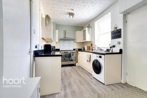 Oakdale Place, Pontypool 3 bed terraced house for sale