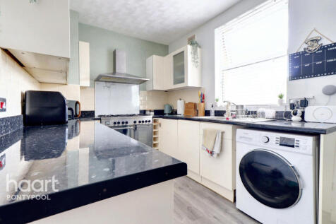 Oakdale Place, Pontypool 3 bed terraced house for sale