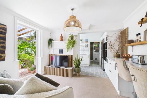 Station Road, Christchurch, Dorset, BH23 2 bed apartment for sale
