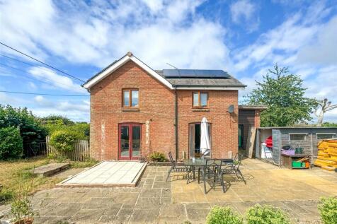 Burley Road, Bransgore, Christchurch... 2 bed semi
