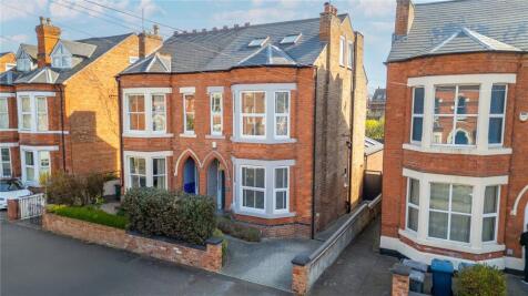 5 bedroom semi-detached house for sale