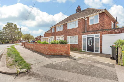 Aylesbury Road, Bedford MK41 3 bed semi