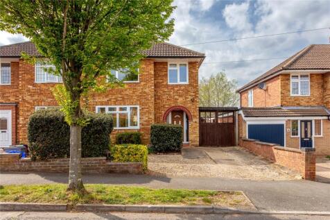 Manor Road, Toddington, Bedfordshire... 3 bed semi