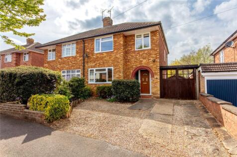 Manor Road, Toddington, Bedfordshire... 3 bed semi