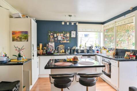 Roland Way, Elephant and Castle... 1 bed flat for sale