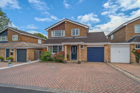 3 bedroom link detached house for sale
