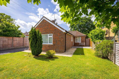 St. Nicolas Close, Cranleigh GU6 2 bed detached bungalow for sale