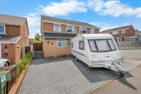 Martin Close, Bromsgrove B61 7BW 4 bed semi