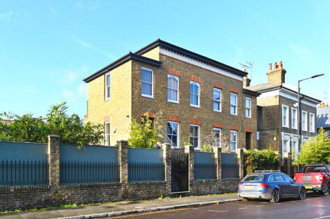 London E9 4 bed end of terrace house for sale