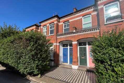Tooting Bec Road, London SW17 3 bed apartment for sale