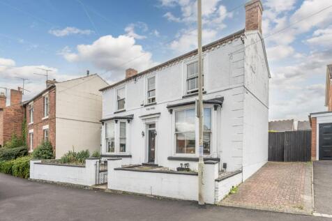 High Street, Wollaston, DY8 4NJ 4 bed detached house for sale