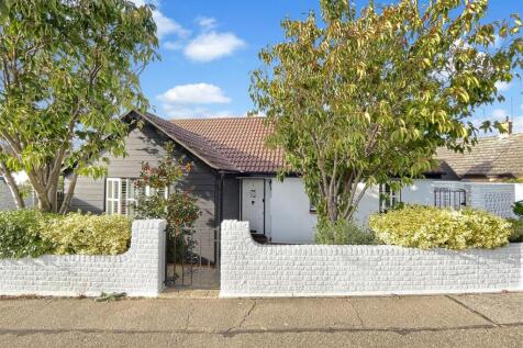 Kingsmere Close, West Mersea... 2 bed detached bungalow for sale