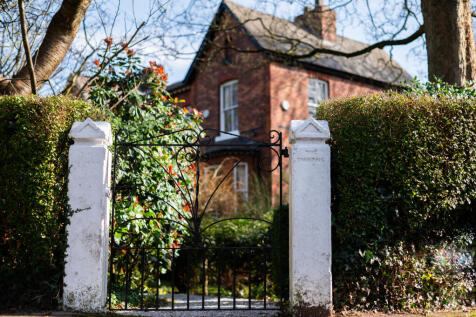 4 bedroom semi-detached house for sale