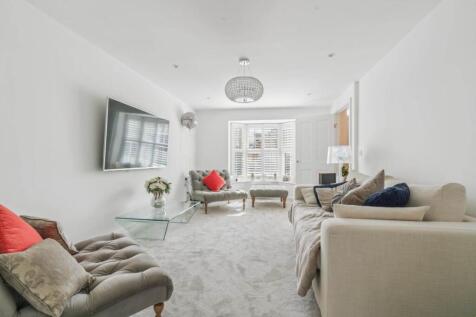 Griffiths Close, Bushey 4 bed link detached house for sale