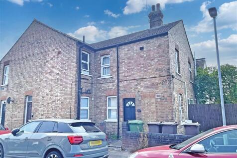 1 bedroom ground floor flat for sale