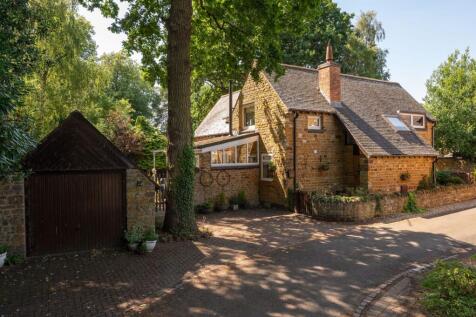 Holly Lane, Kettering NN14 3 bed detached house for sale
