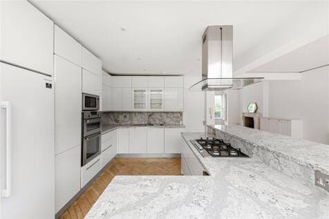 6 bedroom end of terrace house for sale