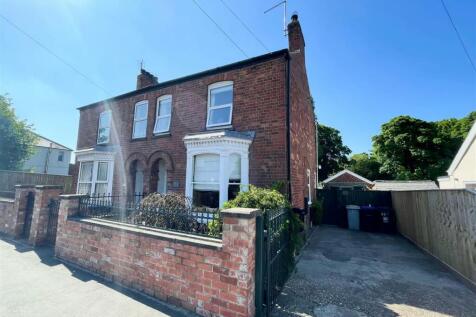 2 bedroom semi-detached house for sale