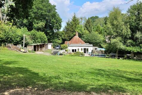 Sandhawes Hill, East Grinstead RH19 3 bed detached bungalow for sale