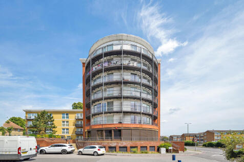 Royal Crescent, Newbury Park, IG2 1 bed flat for sale