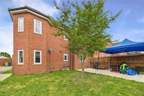 Play Platt, Theale, Reading... 2 bed maisonette for sale