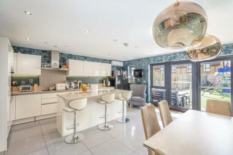 4 bedroom terraced house for sale