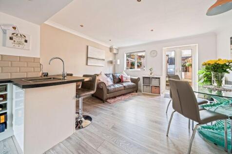 3 bedroom town house for sale