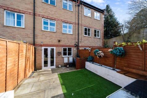 3 bedroom town house for sale