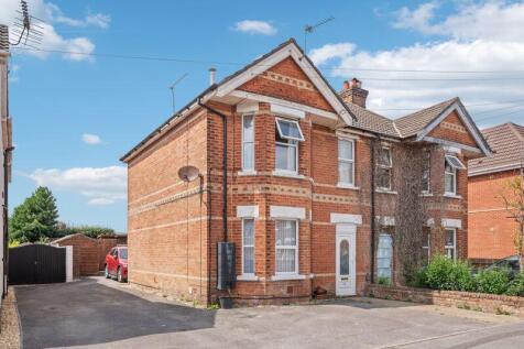 13 Victoria Road, Poole BH12 1 bed apartment for sale