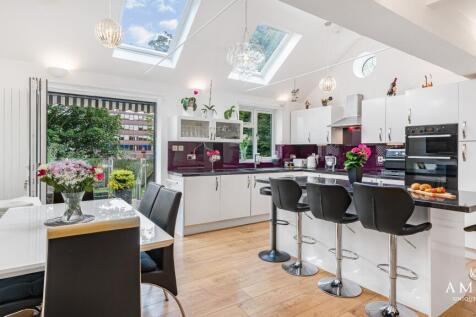 6 bedroom semi-detached house for sale