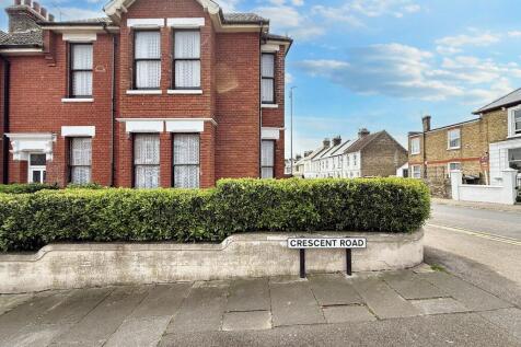 6 bedroom end of terrace house for sale