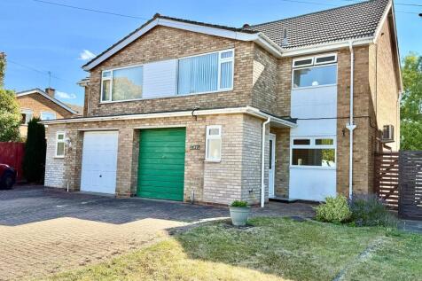 3 bedroom semi-detached house for sale